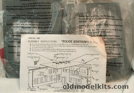 Life-Like 1/87 Eight (8) HO Scale Police Stations Bagged, 1382 plastic model kit